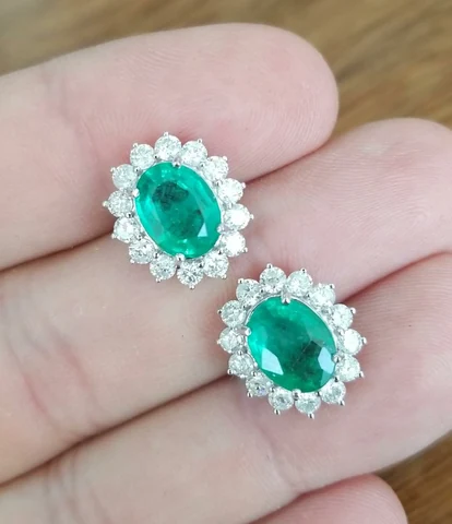 Brincos oval com halo de diamantes