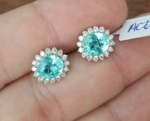 Brincos oval com halo de diamantes